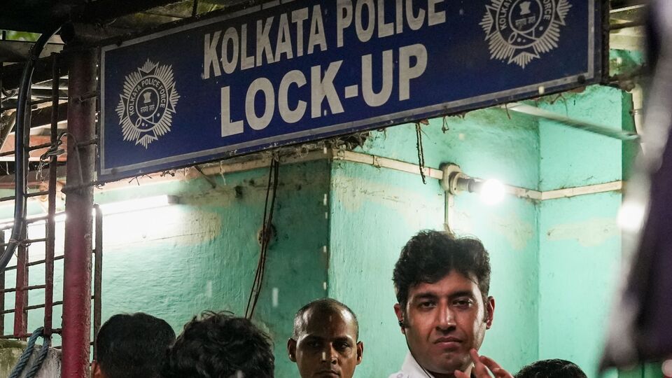 প্রসঙ্গত, গত ২৫ জুনের এই ঘটনায় কলকাতা পুলিশ ৯ সদস্যের বিশেষ তদন্তকারী দল (সিট) গঠন করে তদন্ত চালাচ্ছে। অভিযোগ দায়েরের কয়েক ঘণ্টা পরই মনোজিৎ মিশ্র সহ তিন অভিযুক্তকে গ্রেফতারও করা হয়েছে। পরে এই ঘটনায় গ্রেফতার করা হয়েছিল কলেজের নিরাপত্তারক্ষীকেও। জানা যায়, এই নিরাপত্তারক্ষীর ঘরেই গণধর্ষণ করা হয়েছিল সেই ছাত্রীকে। (PTI)