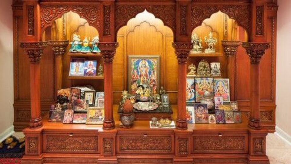 একাদশীতে বাড়ির মন্দির পরিষ্কার করা উচিত নয়। বরং একদিন আগে থেকে পুজোর স্থান পরিষ্কার করুন। একাদশীতে গঙ্গাজল ছিটিয়ে তারপর পুজো শুরু করুন।