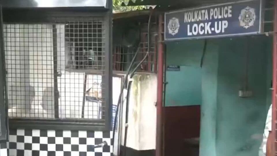 তদন্তে নেমে সাউথ ক্যালকাটা ল কলেজের কসবা ক্যাম্পাস থেকে পুলিশ ইতিমধ্যেই সংগ্রহ করেছে একধিক প্রমাণ। যে কমন রুমে সেই নির্যাতিতা মারধরের অভিযোগ করেছিলেন, সেখানে রক্তের দাগ পেয়েছে পুলিশ। সেখান থেকে নমুনাও সংগ্রহ করেছেন ফরেন্সিক বিশেষজ্ঞরা। এদিকে কলেজ থেকে হকিস্টিকও বাজেয়াপ্ত করা হয়েছে। অভিযোগ ছিল, সেই হকিস্টিক দিয়ে নির্যাতিতাকে মারধর করা হয়েছিল। 