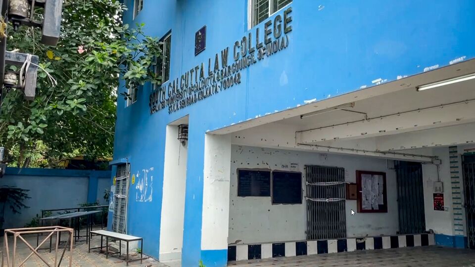 ফুটেজে দেখা যায়, নির্যাতিতাকে জোর করে গার্ডের ঘরে ঢোকানো হয়, যেখানে তিন অভিযুক্ত তাকে যৌন নির্যাতন করে। সিসিটিভি ফুটেজ দেখে মেয়েটির অভিযোগ প্রমাণিত হয়েছে। তাতে তিন অভিযুক্ত, নিরাপত্তারক্ষী ও নির্যাতিতার গতিবিধি দেখা যাচ্ছে। মূল অভিযুক্তের মোবাইল ফোন থেকে দেড় মিনিটের একটি ভিডিয়ো ক্লিপও উদ্ধার করা হয়েছে। ভিডিয়োটির ফরেনসিক বিশ্লেষণের জন্য পাঠিয়েছিল পুলিশ। এছাড়া আরও এক অভিযুক্তও নাকি ঘটনাক ভিডিয়ো করেছিল নিজের ফোনে। জেরায় সে কথা উঠে এসেছে। 