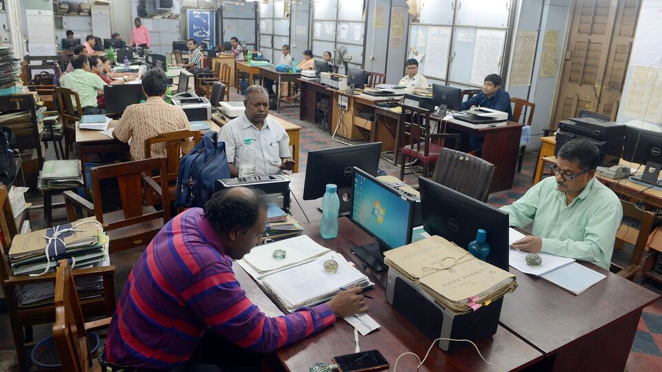 প্রসঙ্গত, দীর্ঘ ২ বছরেরও বেশি সময় ধরে সুপ্রিম কোর্টে ঝুলে আছে পশ্চিমবঙ্গ রাজ্য সরকার কর্মীদের বকেয়া ডিএ মামলা। প্রসঙ্গত, সুপ্রিম কোর্টে রাজ্য সরকারি কর্মচারীদের ডিএ সংক্রান্ত যে মামলাটি চলছে, সেটা পঞ্চম বেতন কমিশন সংক্রান্ত। ২০১৬ সাল থেকে সেই মামলা চলছে। এই মামলাটি স্টেট অ্যাডমিনিস্ট্রেটিভ ট্রাইবুনাল, কলকাতা হাইকোর্ট হয়ে সুপ্রিম কোর্টে এসেছে। প্রথমে স্যাটে জয় পেয়েছিল রাজ্য সরকার। তারপর থেকে প্রতিটি ক্ষেত্রে জয় পেয়েছেন রাজ্য সরকারি কর্মচারীরা।