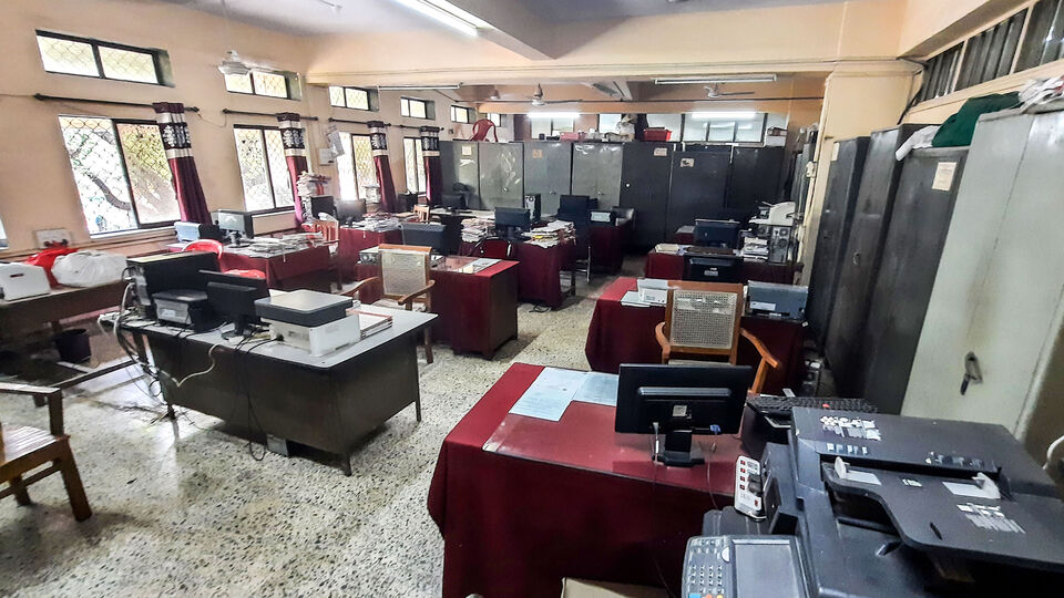 এদিকে রাজ্য সরকার বকেয়া ডিএ-র সুপ্রিম নির্দেশিকায় সংশোধন চেয়ে যে আবেদন করেছে, তাতে তাদের যুক্তি, ডিএ বাধ্যতামূলক নয়, বিষয়টি সম্পূর্ণভাবে রাজ্যের আর্থিক পরিস্থিতির উপর নির্ভর করে। এদিকে সরকারের তরফে আরও বলা হয়েছে, এআইসিপিআই-এর ভিত্তিতে ডিএ প্রদান বাধ্যতামূলক করা হলে তা নিয়োগকর্তার বিবেচনা ক্ষমতাকে খর্ব করবে। এছাড়া সরকারের আরও বক্তব্য, পে কমিশনের সুপারিশ বাধ্যতামূলক নয়। 