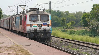এই দুই শহরের মাঝে ১৩৯ কিলোমিটারের পথ ১ ঘণ্টার রেল সফরে পূরণ হলে স্বভাবতই তা নানা দিক থেকে সুবিধা এনে দেবে। বলা হচ্ছে, রেলের এই আরআরটিএ মডেলে তৈরি এই রেল প্রজেক্টে ফলে নিত্যযাত্রী, শহর থেকে শহরে যাওয়া কর্মীরা, মফঃস্বলের কর্মজীবী মানুষরা উপকৃত হবেন।   (PTI)