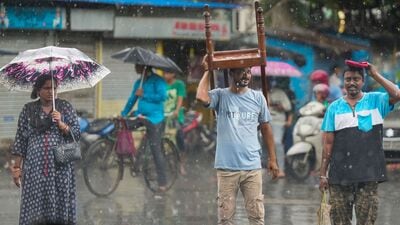 মঙ্গলবার, বুধবার এবং বৃহস্পতিবার দক্ষিণবঙ্গের সব জেলায় (কলকাতা, হাওড়া, হুগলি, উত্তর ২৪ পরগনা, দক্ষিণ ২৪ পরগনা, পূর্ব মেদিনীপুর, পশ্চিম মেদিনীপুর, ঝাড়গ্রাম, পুরুলিয়া, বাঁকুড়া, পূর্ব বর্ধমান, পশ্চিম বর্ধমান, বীরভূম, মুর্শিদাবাদ এবং নদিয়া) বজ্রবিদ্যুৎ-সহ হালকা থেকে মাঝারি বৃষ্টি হবে। ওই তিনদিন দক্ষিণবঙ্গের কোনও জেলায় বৃষ্টি বা ঝড়ের কোনওরকম সতর্কতা জারি করা হয়নি। (ছবি সৌজন্যে পিটিআই) মঙ্গলবার, বুধবার এবং বৃহস্পতিবার দক্ষিণবঙ্গের সব জেলায় (কলকাতা, হাওড়া, হুগলি, উত্তর ২৪ পরগনা, দক্ষিণ ২৪ পরগনা, পূর্ব মেদিনীপুর, পশ্চিম মেদিনীপুর, ঝাড়গ্রাম, পুরুলিয়া, বাঁকুড়া, পূর্ব বর্ধমান, পশ্চিম বর্ধমান, বীরভূম, মুর্শিদাবাদ এবং নদিয়া) বজ্রবিদ্যুৎ-সহ হালকা থেকে মাঝারি বৃষ্টি হবে। ওই তিনদিন দক্ষিণবঙ্গের কোনও জেলায় বৃষ্টি বা ঝড়ের কোনওরকম সতর্কতা জারি করা হয়নি। (ছবি সৌজন্যে পিটিআই)