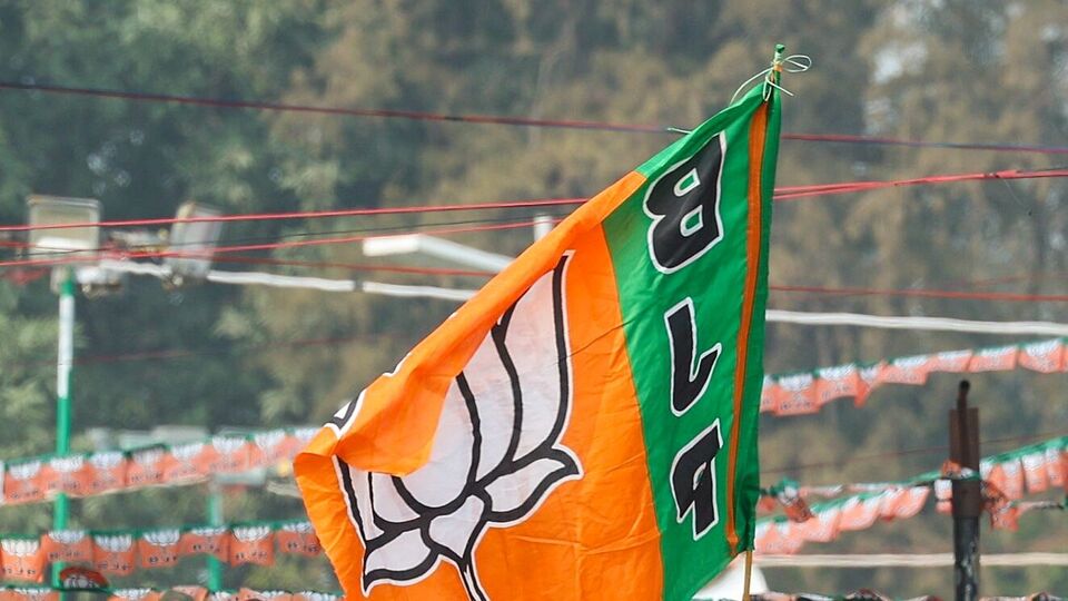 রিপোর্ট বলছে, সম্ভবত এবার বিজেপির সর্বভারতীয় চিফের পদে কোনও মহিলা নেত্রীকে স্থান দেওয়া হতে পারে। সেক্ষেত্রে যে ৩ নাম গেরুয়া রাজনীতির অলিন্দে ঘুরপাক খাচ্ছে, তার মধ্যে ৩ জনই দক্ষিণ ভারতের। প্রসঙ্গত, উত্তর ভারতের বেশ কিছু রাজ্য, উত্তর-পূর্ব, পশ্চিম ভারতের বহু রাজ্যে রয়েছে বিজেপির সরকার। তবে বর্তমানে দক্ষিণে বিজেপির জমি সেভাবে শক্ত নয়। হাতছাড়া হয়েছে কর্ণাটকও। এদিকে, তামিলভূমে শাসকদল ডিএমকে ক্রমাগত পারদ চড়াচ্ছে কেন্দ্রের বিরুদ্ধে। কেরলে দাপট ধরে রেখেছে বামশক্তি। এই অবস্থায় বিজেপির সভাপতি বাছাই পর্বে তিন দক্ষিণী নেত্রীর নাম উঠতে শুরু করেছে, বলে দাবি রিপোর্টের।(Narendra Modi Website)