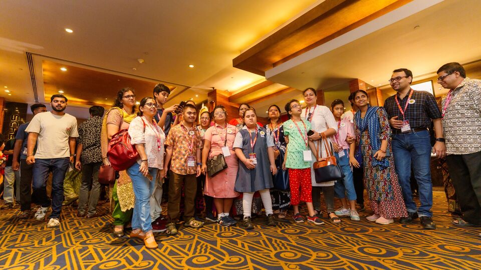 ইন্ডিয়া অটিজম সেন্টার, এক প্যাকেট উমিদ এবং ফিকির উদ্যোগে আমির খান অভিনীত 'সিতারে জমিন পর’-র বিশেষ প্রদর্শনীর আয়োজন করা হল। ২০০ জনের বেশি বিশেষ ক্ষমতাসম্পন্ন খুদে কোয়েস্ট মলের প্রেক্ষাগৃহে সেই সিনেমা উপভোগ করেছে। তাছাড়াও বিশেষ প্রদর্শনীতে হাজির ছিলেন পশ্চিমবঙ্গের নারী ও শিশুকল্যাণ মন্ত্রী শশী পাঁজা, অভিনেত্রী কোয়েল মল্লিকা, প্রিয়দর্শনী হাকিমরা।