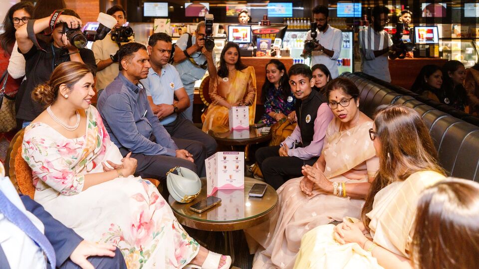 একইসুরে এক প্যাকেট উমিদের প্রতিষ্ঠাতা আয়ুষ সারদা বলেছেন, 'এটা শুধুমাত্র কোনও সিনেমার বিশেষ প্রদর্শনী নয়, বরং এই বিষয়টার মধ্যে দিয়ে আমাদের মূল্যবোধ ফুটে উঠল। প্রত্যেক শিশুই স্টার। আর আজ ওরা সেটা বুঝতে পেরেছে।' তারইমধ্যে প্রিয়দর্শিনী পরামর্শ দেন যে 'সিতারে জমিন পর’-র মতো সিনেমা বাংলা ভাষায় করা উচিত। তাহলে আরও বেশি মানুষ সচেতন হয়ে উঠবেন।
