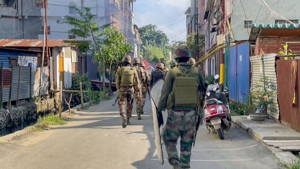 মণিপুরের পাহাড়ি এলাকায় কুকি ও উপত্যকা জুড়ে মেইতেই, এই দুই গোষ্ঠীর সংঘাতে তপ্ত হয়ে ওঠে মণিপুর। একটা সময়ের পর ২০২৫ সালের ১৩ ফেব্রুয়ারি সেরাজ্যের মুখ্যমন্ত্রী পদ থেকে ইস্তফা দেন বিজেপির এন বীরেন সিং। মণিপুরে শুরু হয় রাষ্ট্রপতি শাসন। তারই মাঝে কিছুদিন আগেই মণিপুরে এক গুলি চালনা কাণ্ডে ৪ জনের মৃত্যু হয়েছে। গত কয়েক মাস ধরে স্বরাষ্ট্রমন্ত্রক কুকি জো গোষ্ঠী ও মেইতেইদের সঙ্গে পর পর বৈঠক করছে। আজ শুক্রবারও কুকি-জো গোষ্ঠীর সঙ্গে রয়েছে সরকারের বৈঠক। পর পর বৈঠকের হাত ধরে মণিপুরে স্বাভাবিক পরিস্থিতি ফেরানোর উদ্যোগে রয়েছে কেন্দ্র। (PTI Photo) (PTI06_08_2025_000262B)(PTI)