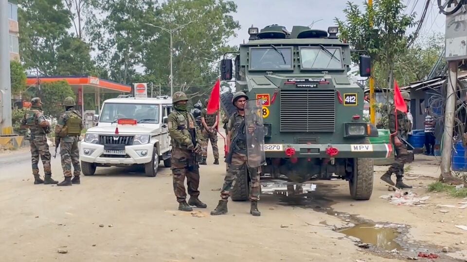 তথ্য বলছে, শেষবার ২০২২ সালের ২২ ফেব্রুয়ারি মণিপুরের মাটিতে পা রেখেছিলেন প্রধানমন্ত্রী নরেন্দ্র মোদী। এরপর ২০২৩ সালের মে মাসে ভয়াবহ জাতি দাঙ্গার আগুনে জ্বলে ওঠে উত্তর পূর্বের রাজ্য মণিপুর। শতাধিক মৃত্যুর খবর উঠে আসে। বারবার বিরোধীদের তোপের মুখে পড়ে কেন্দ্র ও রাজ্য সরকার। প্রশ্ন ওঠে, কবে মণিপুরে পা রাখবেন দেশের প্রধানমন্ত্রী? বেশ কিছু রিপোর্ট দাবি করছে, খুব শিগগিরই সম্ভবত মণিপুরের সফরে যেতে চলেছেন প্রধানমন্ত্রী নরেন্দ্র মোদী। (PTI Photo) (PTI06_09_2025_000071B)(PTI)