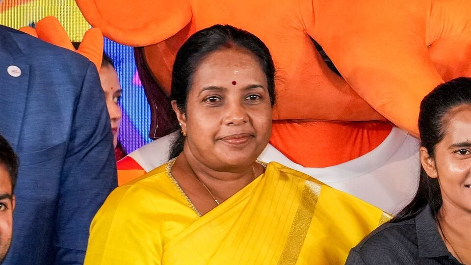 বনতী শ্রীনিবাসন: ২০২১ সালে তামিলনাড়ুর কোয়েম্বাটুর কেন্দ্র থেকে মক্কাল নিধি মাইয়াম পার্টির কমল হাসানকে হারিয়ে ভোট যুদ্ধ জিতে নিয়েছিলেন বনতী। পেশাগতভাবে তিনি একজন আইনজীবী। তাঁরও রয়েছে তামিল শিকড়। তামিলনাড়ুর কোয়েম্বাটুরে জন্ম এই বিজেপি নেত্রীর। এককালে তিনি ছিলেন বিজেপির মহিলা মোর্চার জাতীয় সভানেত্রী। (PTI Photo/Kamal Kishore)(PTI06_20_2025_000244B)(PTI)