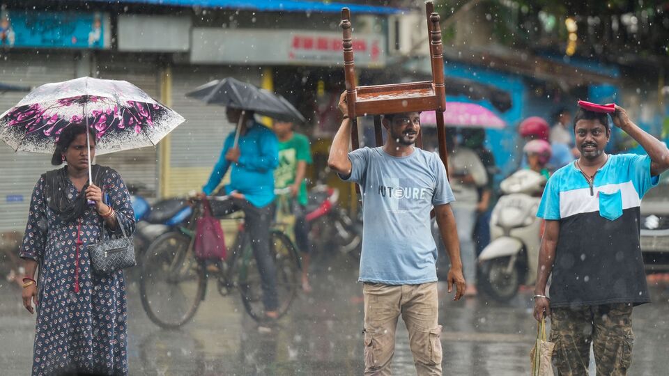 মঙ্গলবার, বুধবার এবং বৃহস্পতিবার দক্ষিণবঙ্গের সব জেলায় (কলকাতা, হাওড়া, হুগলি, উত্তর ২৪ পরগনা, দক্ষিণ ২৪ পরগনা, পূর্ব মেদিনীপুর, পশ্চিম মেদিনীপুর, ঝাড়গ্রাম, পুরুলিয়া, বাঁকুড়া, পূর্ব বর্ধমান, পশ্চিম বর্ধমান, বীরভূম, মুর্শিদাবাদ এবং নদিয়া) বজ্রবিদ্যুৎ-সহ হালকা থেকে মাঝারি বৃষ্টি হবে। ওই তিনদিন দক্ষিণবঙ্গের কোনও জেলায় বৃষ্টি বা ঝড়ের কোনওরকম সতর্কতা জারি করা হয়নি। (ছবি সৌজন্যে পিটিআই)