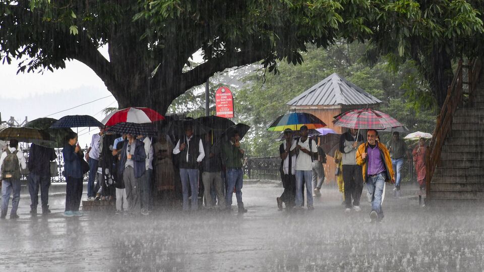 শনিবার (উল্টোরথ পড়েছে) এবং রবিবার আবার উত্তরবঙ্গের কোনও জেলায় সতর্কতা জারি করা হয়নি। উত্তরবঙ্গের সব জেলার (দার্জিলিং, জলপাইগুড়ি, কালিম্পং, আলিপুরদুয়ার, কোচবিহার, উত্তর দিনাজপুর, দক্ষিণ দিনাজপুর এবং মালদা) অধিকাংশ জায়গায় বজ্রবিদ্যুৎ-সহ হালকা থেকে মাঝারি বৃষ্টি হবে। (ছবিটি প্রতীকী, সৌজন্যে পিটিআই)