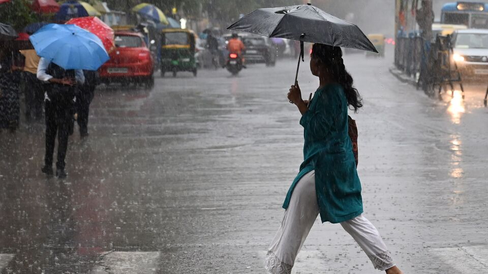সেইসঙ্গে শনিবার পশ্চিম বর্ধমান, পুরুলিয়া, পশ্চিম মেদিনীপুর, মুর্শিদাবাদ, বীরভূম, উত্তর ২৪ পরগনা এবং দক্ষিণ ২৪ পরগনার একটি বা দুটি অংশে ভারী বৃষ্টি (৭০ মিলিমিটার থেকে ১১০ মিলিমিটার) হবে। বাকি চারটি জেলার (কলকাতা, হাওড়া, পূর্ব মেদিনীপুর এবং ঝাড়গ্রাম) অধিকাংশ জায়গায় বজ্রবিদ্যুৎ-সহ হালকা থেকে মাঝারি বৃষ্টি হবে। (ছবি সৌজন্যে, সমীর জানা/হিন্দুস্তান টাইমস)
