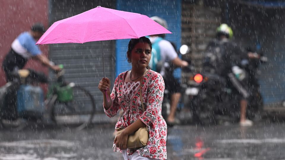 রবিবার দক্ষিণবঙ্গের চারটি জেলার (পুরুলিয়া, বাঁকুড়া, ঝাড়গ্রাম এবং পশ্চিম মেদিনীপুর) একটি বা দুটি অংশে ভারী বৃষ্টি হবে। ওই জেলাগুলিতে কমলা সতর্কতা জারি করা হয়েছে। বাকি জেলাগুলির একটি বা দুটি অংশে ভারী বৃষ্টি হবে। ওই জেলাগুলিতে হলুদ সতর্কতা জারি করা হয়েছে। আবার সোমবার শুধুমাত্র পুরুলিয়া, পশ্চিম বর্ধমান, বীরভূম এবং মুর্শিদাবাদে শুধুমাত্র ভারী বৃষ্টি হবে। শুধুমাত্র ওই চারটি জেলায় হলুদ সতর্কতা জারি করা হয়েছে। (ছবি সৌজন্যে, সমীর জানা/হিন্দুস্তান টাইমস)