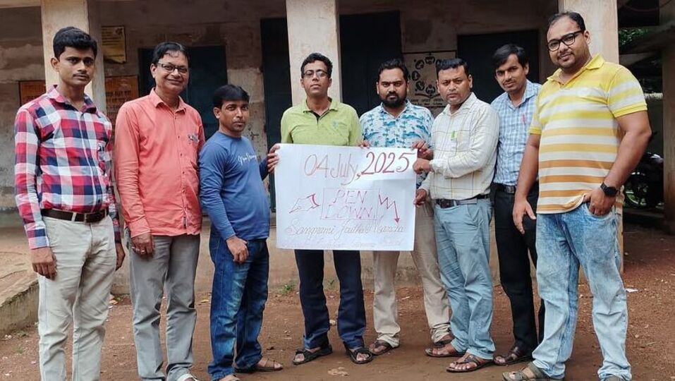 সেই চিঠিতে সংগ্রামী যৌথ মঞ্চের তরফে হুঁশিয়ারি দিয়ে জানানো হয়েছে, যে যে দাবি তোলা হয়েছে, সেগুলি যদি পূরণ করা না হয়, তাহলে আগামিদিনে আন্দোলনের তীব্রতা আরও বৃদ্ধি পাবে। নিজেদের দাবিপূরণের জন্য পেন-ডাউন, গণছুটি, ধরনা, রিলে অনশনের মতো কর্মসূচির পথে হাঁটবেন বলেও জানিয়েছেন সংগ্রামী যৌথ মঞ্চের আহ্বায়ক ভাস্কর ঘোষ এবং অনিরুদ্ধ ভট্টাচার্য। (ছবি সৌজন্যে ফেসবুক) 