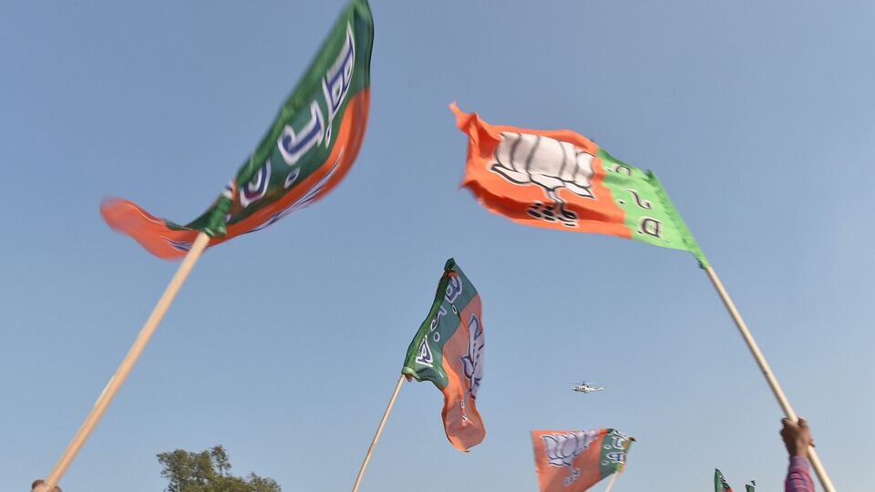 ‘লাইভ হিন্দুস্তান’র ওই সূত্র উল্লেখ করেছে যে, সদ্য হওয়া কিছু নির্বাচনে মহিলা ভোটারদের ফোকাসে রেখে বিজেপি সাফল্য পেয়েছে। সেই সূত্র ধরেই এবার বিজেপি চিফ হিসাবে কোনও মহিলাকেই রাখতে পারে গেরুয়া শিবির। ফলত, আসন্ন বিভিন্ন রাজ্যে বিধানসভা ভোটপর্ব ঘিরে মহিলা সভানেত্রী বেছে নিতে পারে বিজেপি বলে দাবি করছে মিডিয়া রিপোর্ট।