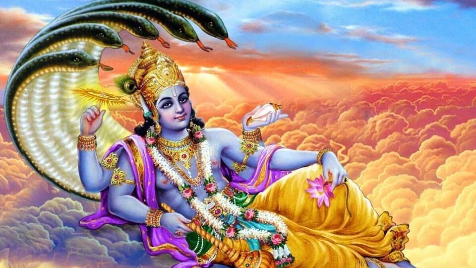প্রতি বছর আষাঢ় মাসের শুক্লপক্ষের একাদশী তিথিতে দেবশয়নী একাদশীর উৎসব পালিত হয়। এই দিনটি বিশেষ করে ভগবান বিষ্ণুর যোগ নিদ্রার সূচনার প্রতীক। এই দিন থেকে চতুর্মাস শুরু হয়, অর্থাৎ, চার মাসের সময়কাল যখন ভগবান বিষ্ণু বিশ্রাম নেন অর্থাৎ যোগ নিদ্রায় থাকেন। সহজ কথায়, দেবশয়নী একাদশী থেকে দেবোত্থানী একাদশী পর্যন্ত সময়কে চতুর্মাস বলা হয়। এই সময়কালে, ভগবান বিষ্ণুর পরিবর্তে ভগবান শিব ব্রহ্মাণ্ড পরিচালনা করেন। এমন পরিস্থিতিতে, আসুন জেনে নেওয়া যাক চতুর্মাসে কী করা উচিত এবং কী করা উচিত নয়।