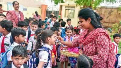 জানা গিয়েছে, খুব শীঘ্রই প্যারাটিচার পদের নাম বদলে রাখা হতে পারে অতিরিক্ত সহকারী শিক্ষক (Additional Assistant Teacher)। এদিকে মনে করা হচ্ছে, চাকরি হারানো ২৬ হাজার শিক্ষকদের ঘুরপথে এই পদে নিয়োগ করার পরিকল্পনা থাকতে পারে সরকারের। উল্লেখ্য, শিক্ষার অধিকার আইন অনুযায়ী, নতুন করে প্যারাটিচার পদে নিয়োগে বিধিনিষেধ রয়েছে। তাই সেই 'সমস্যা' মেটাতে পদের নতুন নামকরণ করা হতে পারে সুকৌশলে। (Dinesh Gupta) জানা গিয়েছে, খুব শীঘ্রই প্যারাটিচার পদের নাম বদলে রাখা হতে পারে অতিরিক্ত সহকারী শিক্ষক (Additional Assistant Teacher)। এদিকে মনে করা হচ্ছে, চাকরি হারানো ২৬ হাজার শিক্ষকদের ঘুরপথে এই পদে নিয়োগ করার পরিকল্পনা থাকতে পারে সরকারের। উল্লেখ্য, শিক্ষার অধিকার আইন অনুযায়ী, নতুন করে প্যারাটিচার পদে নিয়োগে বিধিনিষেধ রয়েছে। তাই সেই 'সমস্যা' মেটাতে পদের নতুন নামকরণ করা হতে পারে সুকৌশলে। (Dinesh Gupta)