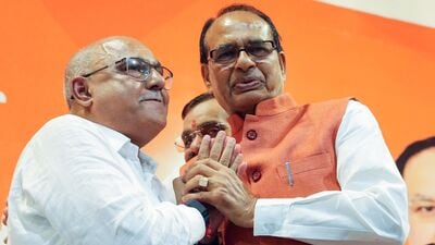 'মামা' নামে পরিচিত শিবরাজ সিং চৌহান: চারবার মধ্যপ্রদেশের মুখ্যমন্ত্রী হয়েছেন এবং এখন তিনি কেন্দ্রের মন্ত্রী। তিনি বিজেপির সবচেয়ে জনপ্রিয় জননেতাদের মধ্যে অন্য়তম। গ্রামীণ ভারতে তাঁর গ্রহণযোগ্য আছে। তাঁর স্বতঃস্ফূর্ততা, সরলতা তাঁকে জনপ্রিয় করে তুলেছে। (Sanjeev Gupta ) 'মামা' নামে পরিচিত শিবরাজ সিং চৌহান: চারবার মধ্যপ্রদেশের মুখ্যমন্ত্রী হয়েছেন এবং এখন তিনি কেন্দ্রের মন্ত্রী। তিনি বিজেপির সবচেয়ে জনপ্রিয় জননেতাদের মধ্যে অন্য়তম। গ্রামীণ ভারতে তাঁর গ্রহণযোগ্য আছে। তাঁর স্বতঃস্ফূর্ততা, সরলতা তাঁকে জনপ্রিয় করে তুলেছে। (Sanjeev Gupta )