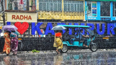 সোমবার পুরুলিয়া এবং ঝাড়গ্রামে ভারী বৃষ্টি হবে। বাকি জেলাগুলির অধিকাংশ জায়গায় বজ্রবিদ্যুৎ-সহ হালকা থেকে মাঝারি বৃষ্টি হতে পারে। মঙ্গলবার দক্ষিণবঙ্গের সব জেলার অধিকাংশ অংশে বজ্রবিদ্যুৎ-সহ হালকা থেকে মাঝারি বৃষ্টি হবে। বুধবার বজ্রবিদ্যুৎ-সহ হালকা থেকে মাঝারি বৃষ্টি হতে পারে দক্ষিণবঙ্গের সব জেলার অনেকাংশে। বৃহস্পতিবার এবং শুক্রবার দক্ষিণবঙ্গের প্রতিটি জেলার কয়েকটি অংশে বজ্রবিদ্যুৎ-সহ হালকা থেকে মাঝারি বৃষ্টি হবে। (ছবি সৌজন্যে এএনআই) সোমবার পুরুলিয়া এবং ঝাড়গ্রামে ভারী বৃষ্টি হবে। বাকি জেলাগুলির অধিকাংশ জায়গায় বজ্রবিদ্যুৎ-সহ হালকা থেকে মাঝারি বৃষ্টি হতে পারে। মঙ্গলবার দক্ষিণবঙ্গের সব জেলার অধিকাংশ অংশে বজ্রবিদ্যুৎ-সহ হালকা থেকে মাঝারি বৃষ্টি হবে। বুধবার বজ্রবিদ্যুৎ-সহ হালকা থেকে মাঝারি বৃষ্টি হতে পারে দক্ষিণবঙ্গের সব জেলার অনেকাংশে। বৃহস্পতিবার এবং শুক্রবার দক্ষিণবঙ্গের প্রতিটি জেলার কয়েকটি অংশে বজ্রবিদ্যুৎ-সহ হালকা থেকে মাঝারি বৃষ্টি হবে। (ছবি সৌজন্যে এএনআই)