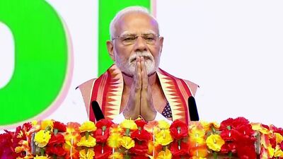 পশ্চিমবঙ্গে বিজেপির নতুন রাজ্য সভাপতি হয়েছেন শমীক ভট্টাচার্য। এই আবহে শীঘ্রই বাংলায় আসতে পারেন নরেন্দ্র মোদী। রিপোর্টে দাবি করা হল, আগামী ১৮ জুলাই দমদম সেন্ট্রাল জেলের মাঠে সভা করতে পারেন মোদী। এদিকে ইতিমধ্যেই মোদীর সভার প্রস্তুতির জন্য সাত সদস্যের কমিটি গঠন করেছে রাজ্য বিজেপি। (DD News) পশ্চিমবঙ্গে বিজেপির নতুন রাজ্য সভাপতি হয়েছেন শমীক ভট্টাচার্য। এই আবহে শীঘ্রই বাংলায় আসতে পারেন নরেন্দ্র মোদী। রিপোর্টে দাবি করা হল, আগামী ১৮ জুলাই দমদম সেন্ট্রাল জেলের মাঠে সভা করতে পারেন মোদী। এদিকে ইতিমধ্যেই মোদীর সভার প্রস্তুতির জন্য সাত সদস্যের কমিটি গঠন করেছে রাজ্য বিজেপি। (DD News)