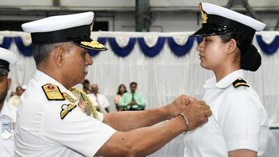 সাব লেফটেন্যান্ট পুনিয়া আদতে কে? ভারতের প্রতিরক্ষা মন্ত্রক সূত্রে খবর, সাব লেফটেন্যান্ট পুনিয়ার পরিবারের সদস্যরা ভারতী সশস্ত্র বাহিনীর সদস্য নন। বিটেক করার পরে ভারতীয় নৌসেনার অ্যাভিয়েশন ব্র্যাঞ্চে অন্তর্ভুক্ত হওয়ার জন্য আবেদন করেন সাব লেফটেন্যান্ট পুনিয়া। যিনি আদতে উত্তরপ্রদেশের মীরাটের মেয়ে। (ছবি সৌজন্যে এএনআই) সাব লেফটেন্যান্ট পুনিয়া আদতে কে? ভারতের প্রতিরক্ষা মন্ত্রক সূত্রে খবর, সাব লেফটেন্যান্ট পুনিয়ার পরিবারের সদস্যরা ভারতী সশস্ত্র বাহিনীর সদস্য নন। বিটেক করার পরে ভারতীয় নৌসেনার অ্যাভিয়েশন ব্র্যাঞ্চে অন্তর্ভুক্ত হওয়ার জন্য আবেদন করেন সাব লেফটেন্যান্ট পুনিয়া। যিনি আদতে উত্তরপ্রদেশের মীরাটের মেয়ে। (ছবি সৌজন্যে এএনআই)