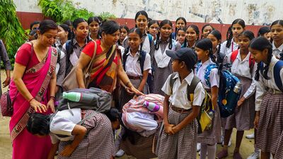 এছাড়া মহিলা প্যারাটিচারদের জন্য ৭৩০ দিনের চাইল্ড কেয়ার লিভের ব্যবস্থা চালু হতে পারে বলে দাবি কা হয়েছে। প্রতিটি স্কুলের স্টাফ কাউন্সিলে অন্তত একজন প্যারাটিচার সদস্য হিসেবে অন্তর্ভুক্ত করার প্রস্তাব রয়েছে। মাধ্যমিক এবং উচ্চমাধ্যমিক পরীক্ষার সময় প্যারাটিচারদের পরিদর্শকের দায়িত্ব দেওয়ার কথা ভাবা হচ্ছে। (PTI) এছাড়া মহিলা প্যারাটিচারদের জন্য ৭৩০ দিনের চাইল্ড কেয়ার লিভের ব্যবস্থা চালু হতে পারে বলে দাবি কা হয়েছে। প্রতিটি স্কুলের স্টাফ কাউন্সিলে অন্তত একজন প্যারাটিচার সদস্য হিসেবে অন্তর্ভুক্ত করার প্রস্তাব রয়েছে। মাধ্যমিক এবং উচ্চমাধ্যমিক পরীক্ষার সময় প্যারাটিচারদের পরিদর্শকের দায়িত্ব দেওয়ার কথা ভাবা হচ্ছে। (PTI)
