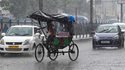 রবিবার পুরুলিয়া, ঝাড়গ্রাম এবং পশ্চিম মেদিনীপুরে ভারী থেকে অতি ভারী বৃষ্টি (৭০ মিলিমিটার থেকে ২০০ মিলিমিটার) হবে। ওই তিনটি জেলায় কমলা সতর্কতা জারি করা হয়েছে। হলুদ সতর্কতা জারি করা হয়েছে বাকি ১২টি জেলায় (কলকাতা, হাওড়া, হুগলি, উত্তর ২৪ পরগনা, দক্ষিণ ২৪ পরগনা, পূর্ব মেদিনীপুর, বাঁকুড়া, পূর্ব বর্ধমান, পশ্চিম বর্ধমান, বীরভূম, মুর্শিদাবাদ এবং নদিয়া)। (ছবি সৌজন্যে পিটিআই) রবিবার পুরুলিয়া, ঝাড়গ্রাম এবং পশ্চিম মেদিনীপুরে ভারী থেকে অতি ভারী বৃষ্টি (৭০ মিলিমিটার থেকে ২০০ মিলিমিটার) হবে। ওই তিনটি জেলায় কমলা সতর্কতা জারি করা হয়েছে। হলুদ সতর্কতা জারি করা হয়েছে বাকি ১২টি জেলায় (কলকাতা, হাওড়া, হুগলি, উত্তর ২৪ পরগনা, দক্ষিণ ২৪ পরগনা, পূর্ব মেদিনীপুর, বাঁকুড়া, পূর্ব বর্ধমান, পশ্চিম বর্ধমান, বীরভূম, মুর্শিদাবাদ এবং নদিয়া)। (ছবি সৌজন্যে পিটিআই)