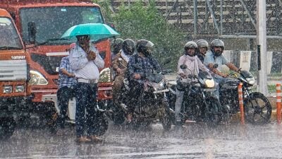 নিম্নচাপের এন্ট্রি- বলা হচ্ছে, দক্ষিণবঙ্গের সব জেলাতেই সোমবার বর্ষা দাপট দেখাতে পারে। নিম্নচাপের কারণে উত্তাল হতে পারে সমুদ্র। তারফলে মৎস্যজীবীদের সমুদ্রে যেতে নিষেধ করা হচ্ছে। এছাড়াও সোমবার দক্ষিণের প্রায় সব জেলাতেই সতর্কতা জারি রয়েছে। বাংলার দক্ষিণাংশে মূলত আকাশ মেঘলা থাকবে। বজ্র বিদ্যুৎ সহ বিক্ষিপ্ত বৃষ্টির সম্ভাবনা থাকতে পারে সব জেলাতেই। (ছবিটি প্রতীকী, সৌজন্যে পিটিআই) নিম্নচাপের এন্ট্রি- বলা হচ্ছে, দক্ষিণবঙ্গের সব জেলাতেই সোমবার বর্ষা দাপট দেখাতে পারে। নিম্নচাপের কারণে উত্তাল হতে পারে সমুদ্র। তারফলে মৎস্যজীবীদের সমুদ্রে যেতে নিষেধ করা হচ্ছে। এছাড়াও সোমবার দক্ষিণের প্রায় সব জেলাতেই সতর্কতা জারি রয়েছে। বাংলার দক্ষিণাংশে মূলত আকাশ মেঘলা থাকবে। বজ্র বিদ্যুৎ সহ বিক্ষিপ্ত বৃষ্টির সম্ভাবনা থাকতে পারে সব জেলাতেই। (ছবিটি প্রতীকী, সৌজন্যে পিটিআই)