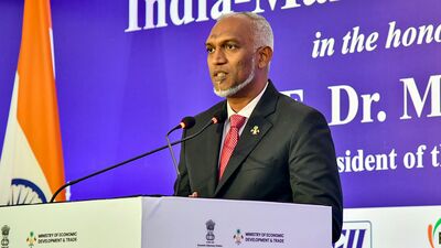 গত ৩ মে ১৫ ঘণ্টার রেকর্ড ভাঙা সাংবাদিক সম্মেলন করেন মুইজ্জু। সেই সময়ই তিনি ভারত সম্পর্কে নিজের 'অবস্থান পরিবর্তনের' বিষয়টি জানান। এর আগে ভারতের সঙ্গে একটা সময় মলদ্বীপের সম্পর্ক তলানিতে গিয়ে ঠেকেছিল। মুইজ্জুর মন্ত্রীরা মোদীকে নিয়ে কুমন্তব্য পর্যন্ত করেছিলেন। তবে তারপর মালদ্বীপের সৈকতে আছড়ে পড়েছে বহু ঢেউ। ক্রমেই মুইজ্জুর সরকারের অবস্থান পাল্টেছে ভারত নিয়ে। চিনপন্থী মুইজ্জু ক্রমেই ভারতের ঘনিষ্ঠ হয়ে ওঠার চেষ্টা করেছেন। এবং ফের একবার মালের সঙ্গে দিল্লির সম্পর্ক মধুর হচ্ছে। মুইজ্জুর এই ভোল বদল অবশ্য চিনের মাথা ব্যথার কারণ হতে পারে। এই মুইজ্জু ভোটে জেতার পরে চিন ভেবেছিল, মলদ্বীপকে ঘুঁটি বানিয়ে ভারত মহাসাগরে ছড়ি ঘোরাবে তারা।  (PTI)