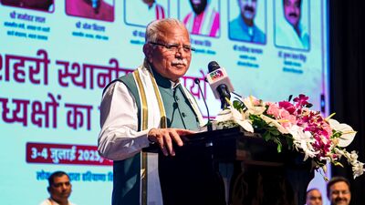 মনোহর লাল খট্টর: হরিয়ানার প্রাক্তন মুখ্যমন্ত্রী খট্টর এখন বর্তমানে কেন্দ্রীয় সরকারে মন্ত্রী। তাঁর প্রশাসনিক দক্ষতা নিয়ে দলে সংশয় নেই। শীর্ষ নেতৃত্বের সঙ্গেও তাঁর সম্পর্ক ভালো। তিনি দলের এমন একটি অংশের প্রতিনিধিত্ব করেন যা শৃঙ্খলা এবং কর্মসংস্কৃতির উপর বিশেষ জোর দেয়। সূত্রের খবর, পরবর্তী প্রেসিডেন্ট বেছে নেওয়ার ক্ষেত্রে তিনটি গুরুত্বপূর্ণ বিষয় মাথায় রাখছে বিজেপি। এর মধ্যে সাংগঠনিক অভিজ্ঞতা, আঞ্চলিক ভারসাম্য ও জাতিগত সমীকরণ অন্যতম। (HT_PRINT) মনোহর লাল খট্টর: হরিয়ানার প্রাক্তন মুখ্যমন্ত্রী খট্টর এখন বর্তমানে কেন্দ্রীয় সরকারে মন্ত্রী। তাঁর প্রশাসনিক দক্ষতা নিয়ে দলে সংশয় নেই। শীর্ষ নেতৃত্বের সঙ্গেও তাঁর সম্পর্ক ভালো। তিনি দলের এমন একটি অংশের প্রতিনিধিত্ব করেন যা শৃঙ্খলা এবং কর্মসংস্কৃতির উপর বিশেষ জোর দেয়। সূত্রের খবর, পরবর্তী প্রেসিডেন্ট বেছে নেওয়ার ক্ষেত্রে তিনটি গুরুত্বপূর্ণ বিষয় মাথায় রাখছে বিজেপি। এর মধ্যে সাংগঠনিক অভিজ্ঞতা, আঞ্চলিক ভারসাম্য ও জাতিগত সমীকরণ অন্যতম। (HT_PRINT)