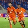 থাইল্যান্ডকে হারিয়ে দিয়ে ২০২৬ সালের এএফসি এশিয়ান কাপের টিকিট পেয়ে গেল ভারত। সঙ্গীতা বাসফোরের জোড়া গোলে শনিবার থাইল্যান্ডকে ২-১ গোলে হারিয়ে দিয়ে অস্ট্রেলিয়ার টিকিট ‘কনফার্ম’ করে ফেলেছে টিম ইন্ডিয়া। আর যে থাইল্যান্ডকে হারিয়েছেন সঙ্গীতারা, সেই দেশ ফিফা র‍্যাঙ্কিংয়ে ৪৬ নম্বরে আছে। আর ভারত আছে ৭০ নম্বরে। ২৪ ধাপ এগিয়ে থাকা টিমকে হারিয়ে দিল ভারত। (ছবি সৌজন্যে, এক্স @IndianFootball)