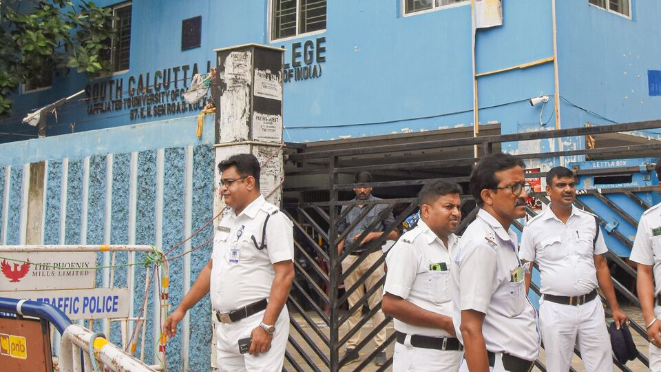 কসবা গণধর্ষণকাণ্ড সামনে আসতেই কলেজের 'দাদাগিরির' বিষয়টি সামনে এসেছে। এই আবহে মনোজিৎ মিশ্রের বিরুদ্ধে উঠছে একের পর এক বিস্ফোরক অভিযোগ। কলেজ প্রাক্তনী তথা বহিষ্কৃত অস্থায়ী কর্মী ছিল এই মনোজিৎ। গত ২৫ জুন এক কলেজ ছাত্রীকে সে ধর্ষণ করে বলে অভিযোগ। সেই ঘটনায় তাকে 'সাহায্য' করেছিল জাইব আহমেদ ও প্রতিম মুখোপাধ্যায়। এই মনোজিতের বিরুদ্ধে এবার অভিযোগ, সে নাকি যখন তখন ক্লাস থেকে মেয়েদের উঠিয়ে নিয়ে যেত। ইউনিয়ন রুমে নাকি সে বসিয়ে রাখত সেই মেয়েদের। (Utpal Sarkar)