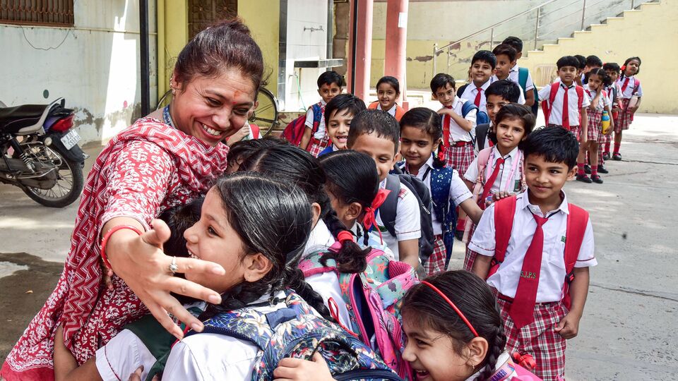 এদিকে রিপোর্ট অনুযায়ী, নয়া বেতন কাঠামোর ফলে প্রাইমারি প্যারাটিচারদের সম্ভাব্য বেতন বেড়ে দাঁড়াতে পারে ৩৫ হাজার টাকা। এদিকে আপার প্রাইমারি প্যারাটিচারদের বেতন বেড়ে হতে পারে ৪০ হাজার টাকা। সহকারী শিক্ষকদের স্টার্টিং স্যালারির প্রায় কাছাকাছি এই বেতন। (Dinesh Gupta)
