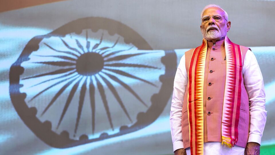 রাজ্যসভার সাংসদ শমীক 'আদি বিজেপি' হিসেবে পরিচিত। তবে দলবদল করে আসা নেতাদের সঙ্গে তাঁর সম্পর্ক চিরকালই ভালোই ছিল। এই আবহে ভোটের আগে আদি বনাম নব্য বিজেপির দ্বন্দ্ব শেষ করার জন্যে শমীককে বেছে নিয়েছে বিজেপির শীর্ষ নেতৃত্ব। এরই সঙ্গে শমীক শহুরে ভোটারদের মনে বিজেপির জন্য জায়গা তৈরি করতে পারবেন বলেও আশা করা হচ্ছে। সেই শমীকের মাথার ওপরে নিজের আশীর্বাদের হাত রাখতেই যেন মোদী দমদমে সভা করতে পারেন ১৮ জুলাই। (DPR PMO)