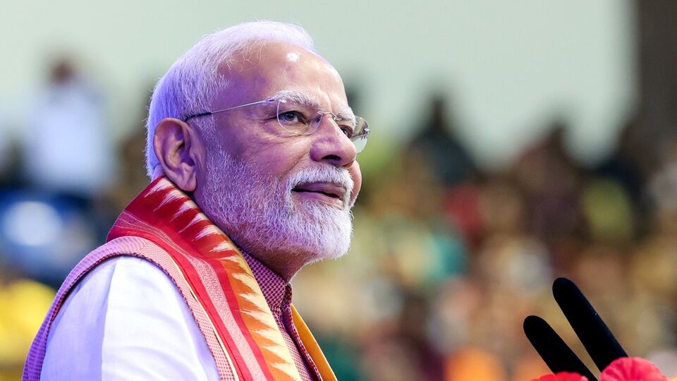 উল্লেখ্য, বাংলার রাজনৈতিক ক্যালেন্ডরে ২১ জুলাই একটি বড় স্থান করে রেখেছে। কলকাতার প্রাণকেন্দ্র ধর্মতলা স্তব্ধ করে দিয়ে সেদিন শহিদ দিবস পালন করে থাকে তৃণমূল কংগ্রেস। সেই ২১ জুলাইয়ের তিনদিন আগে কলকাতার উপকণ্ঠে মোদী সভা করলে তা বেশ তাৎপর্যপূর্ণ হবে বলে মনে করা হচ্ছে। উল্লেখ্য, আগামী বছরের নির্বাচনের আগে ২১ জুলাইয়ের মঞ্চ থেকে মমতা ভোটের দামামা বাজাতে পারেন বলে মনে করা হচ্ছে। তবে এবার ধারণা করা হচ্ছে, মমতার আগে মোদী সরাসরি বিজেপির হয়ে ভোটযুদ্ধের শঙ্খ বাজিয়ে দেবেন। (DPR PMO)