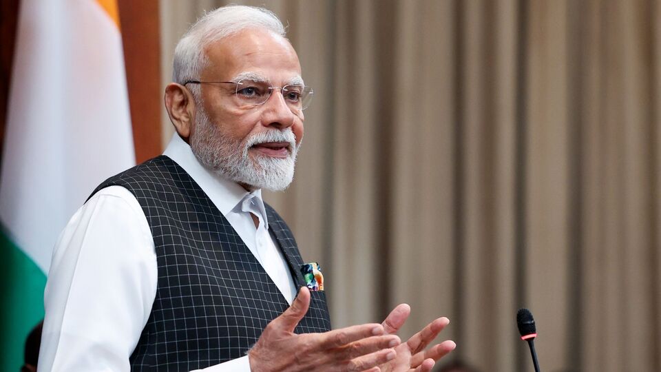 প্রসঙ্গত, লোকসভা ভোটের পর থেকেই বাংলায় রাজ্য সভাপতি বদল নিয়ে গুঞ্জন ছিল বিজেপির অন্দরে। কারণ সুকান্ত মজুমদারকে করা হয়েছিল কেন্দ্রীয় মন্ত্রী। এই আবহে 'এক ব্যক্তি, এক পদ' নীতি অনুসরণ করা বিজেপি যে রাজ্যে সভাপতি বদল করবে, তা স্পষ্ট হয়ে গিয়েছিল। তবে সুকান্তই দিল্লিতে মন্ত্রিত্বের পাশাপাশি রাজ্য সামলাচ্ছিলেন। এই আবহে মনে করা হয়েছিল, ভোটের কয়েক মাস আগে হয়ত সুকান্তকে রাজ্য সভাপতি পদ থেকে সরানো হবে না। যদিও শমীককে রাজ্য সভাপতি করে দলের অন্দরে ভারসাম্যের বার্তা দিয়েছে বিজেপি। (PMO)