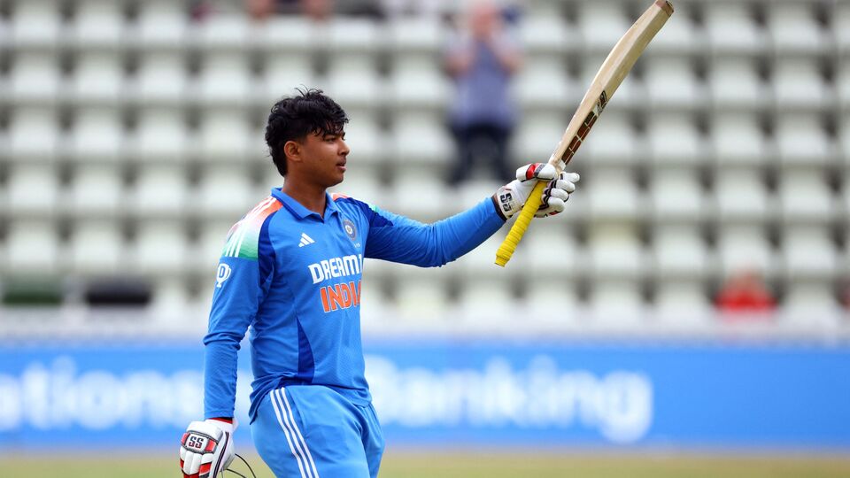 তারইমধ্যে ছক্কা হাঁকানোর নিরিখেও অনূর্ধ্ব-১৯ একদিনের ম্যাচে রেকর্ড গড়লেন বৈভব। মোটে নয় ইনিংসেই ভেঙে দিয়েছেন উন্মুক্ত চাঁদের রেকর্ড। তিনি ২১টি ইনিংসে ৩৮টি ছক্কা হাঁকিয়েছিলেন। নিজের নবম ইনিংসেই উন্মুক্তকে টপকে গেলেন বৈভব। তৃতীয় স্থানে আছেন শাজাইব খান (৩১ ছক্কা)। যুগ্ম্ভাবে আছেন যশস্বী জয়সওয়াল (৩০ ছক্কা) এবং তৌহিদ হৃদয় (৩০টি ছক্কা)। (ছবি সৌজন্যে রয়টার্স)
