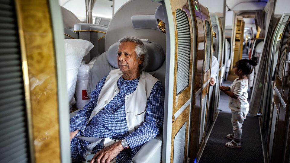 এমনিতে আগামী বছর গোড়ার দিকে বাংলাদেশে নির্বাচন হওয়ার কথা আছে। ফেব্রুয়ারিতে হতে পারে নির্বাচন। গত বছর অগস্ট থেকে বাংলাদেশের ক্ষমতা নিজেদের হাতে রেখে দিয়েছে মহম্মদ ইউনুসের নেতৃত্বাধীন অন্তর্বর্তীকালীন সরকার। ইউনুসদের দাবি, ২০২৬ সালের ৩০ জুনের পরে একদিনও তাঁরা ক্ষমতায় থাকবেন না। (ফাইল ছবি, সৌজন্যে এএফপি)