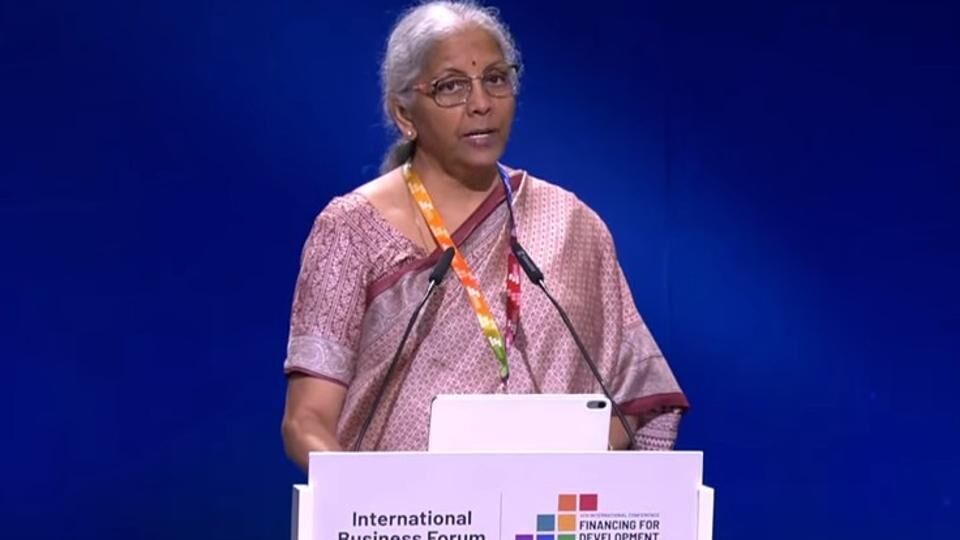 নির্মলা সীতারমন: দেশের প্রথম পূর্ণ সময়ের মহিলা অর্থমন্ত্রী এবং প্রাক্তন প্রতিরক্ষামন্ত্রী। নির্মলা সীতারমন কেবল বিজেপির একজন প্রবীণ নেত্রীই নন, তিনি আন্তর্জাতিক ফোরামেও ভারতের শক্তিশালী প্রতিনিধিত্ব করেছেন। তিনি তামিলনাড়ুর। বিজেপি সেখানকার রাজনীতিতে ঢোকার চেষ্টা করছে। তাঁর প্রশাসনিক বিচক্ষণতা এবং দলীয় নেতৃত্বের সাথে ঘনিষ্ঠতা রয়েছে। (HT_PRINT)