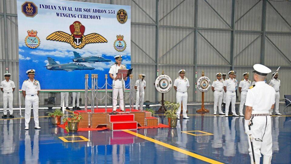 সবকিছু ঠিকঠাক থাকলে ভারতীয় নৌসেনার প্রথম মহিলা ফাইটার পাইলট হতে চলেছেন সাব লেফটেন্যান্ট আস্থা পুনিয়া। দ্বিতীয় 'বেসিক হক কনভার্শন কোর্স'-র পরে শুক্রবার বিশাখাপত্তনমে আইএনএস দেগায় তাঁকে 'উইংস অফ গোল্ড' সম্মানে ভূষিত করেন অ্যাসিসট্যান্ট চিফ অফ নেভাল স্টাফ (এয়ার) রিয়ার অ্যাডমিরাল জনক বেভিল। সেই সম্মানে ভূষিত করা হয়েছে লেফটেন্যান্ট অতুল কুমার ধুলকেও। (ছবি সৌজন্যে, এক্স @indiannavy)