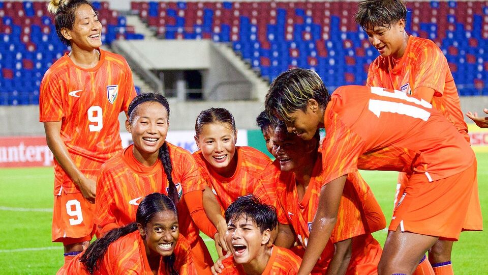 আর শেষপর্যন্ত সেই ২-১ গোলে যোগ্যতা-অর্জন পর্বের গ্রুপ 'বি'-র শেষ ম্যাচ জিতে নিয়ে এএফসি এশিয়ান কাপের টিকিট কনফার্ম করে ফেলল ভারতীয় দল। আর সেই জয়টার ফলে ইতিহাস তৈরি হয়ে গিয়েছে। কারণ ভারত আগে মহিলাদের এএফসি এশিয়ান কাপ খেললেও কখনও কোয়ালিফায়ারের মাধ্যমে সেই প্রতিযোগিতার যোগ্যতা অর্জন করেনি। এই প্রথমবার সেই নজির গড়ল। (ছবি সৌজন্যে, এক্স @IndianFootball)