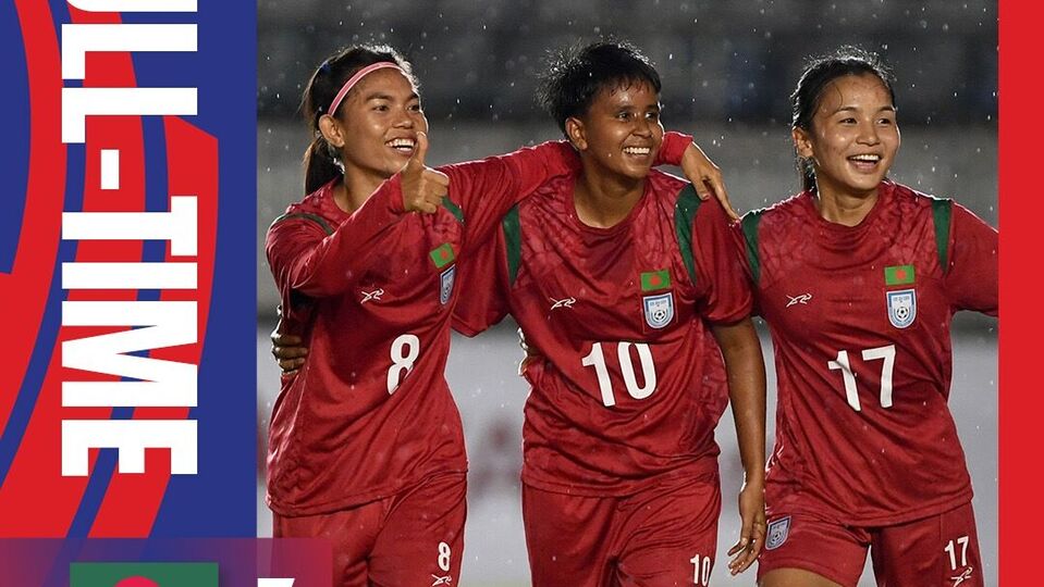 আজ ভারতের ইতিহাস গড়ার দিনে গ্রুপ 'সি'-র শেষ ম্যাচে তুর্কমেনিস্তানকে ৭-০ গোলে ধ্বংস করে দিয়েছে বাংলাদেশ। সেই ম্যাচে যখন বাংলাদেশ খেলতে নেমেছিল, ততক্ষণে প্রথমবারের জন্য এএফসি এশিয়ান কাপের টিকিট নিশ্চিত করে ফেলেছিলেন ঋতুপর্ণা চাকমারা। আর সেই সাতটি গোলই প্রথমার্ধে করেছে বাংলাদেশ। (ছবি সৌজন্যে, এক্স @afcasiancup)