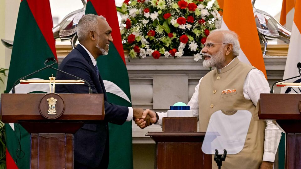 উল্লেখ্য, নির্বাচনের আগে এবং নির্বাচনে জিতে গদিতে বসার পরে বারবার মলদ্বীপ থেকে ভারতীয় সেনা জওয়ানদের সরানোর দাবি জানিয়েছিলেন সেদেশের প্রেসিডেন্ট মহম্মদ মুইজ্জু। প্রসঙ্গত, প্রাকৃতিক দুর্যোগে সাহায্য বা অসুস্থদের এক জায়গা থেকে অন্যত্র নিয়ে যাওয়ার জন্যে ভারতের তরফ থেকে দু'টি হেলিকপ্টার এবং একটি ডর্নিয়ার বিমান দেওয়া হয়েছিল মলদ্বীপকে। সেই তিন বায়ুযান পরিচালনার জন্যেই ৮৮ জন ভারতীয় জওয়ান মলদ্বীপে মোতায়েন ছিলেন। তবে এই নিয়ে বিবাদ দেখা দেওয়ায় ভারত সেই সব সেনাকে সরিয়ে নেয়। (ছবি সৌজন্যে এএফপি)