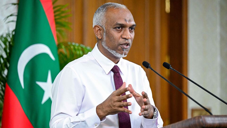 মলদ্বীপে গত প্রেসিডেন্ট নির্বাচনে জিতে গদিতে বসেছিলেন চিনপন্থী মহম্মদ মুইজ্জু। এরপর থেকেই একের পর এক ইস্যুতে ভারতের সঙ্গে সংঘাতে জড়িয়েছিল মালে। আদতে ভারত বিরোধিতার রাজনীতিতেই গদিতে বসেছিলেন মুইজ্জু। তবে প্রয়োজনের সময় সেই ভারতের দিকেই তাকিয়ে থাকতে হচ্ছিল মলদ্বীপকে। আর দ্বীপরাষ্ট্রের চরম সংকটের সময়ে ফের একবার স্বীস্তি দেয় সেই ভারতই। আর তাই মুইজ্জুও নিজের অবস্থান বদল করছেন ভারত নিয়ে। এদিকে মুইজ্জুর এই ভারত প্রীতি অস্বস্তির কারণ হয়ে দাঁড়াতে পারে চিনের জন্য। (AFP)