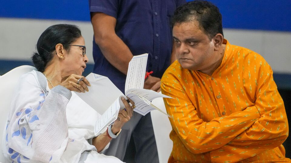 কমিশন জানিয়েছে, গত ২৬ জুন কলকাতা হাইকোর্ট যে আদেশ দিয়েছে, তার পরিপ্রেক্ষিতে ওবিসি ক্যাটাগরি সংক্রান্ত এই সংযোজন প্রকাশ কা হয়েছে। এতে বলা আছে, এখন থেকে ডাব্লুবিএসএসসি অ্যাপ্লিকেশন পোর্টালে 'আবেদনপত্র গ্রহণ' প্রক্রিয়ায় মূল OBC শ্রেণির ব্যক্তিরাও অন্তর্ভুক্ত হবেন। (PTI)