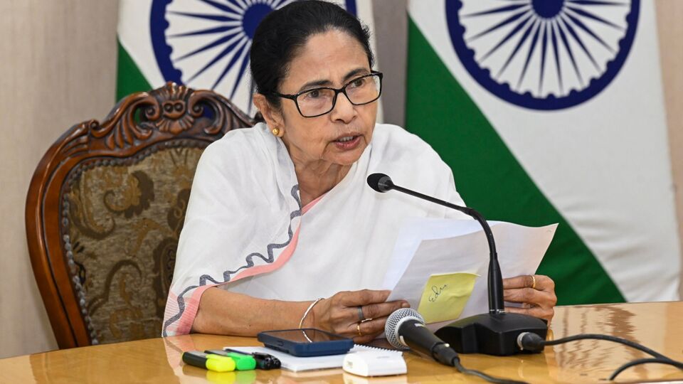 এই বিজ্ঞপ্তিতে ওবিসি শ্রেণির সংজ্ঞা দেওয়া হয়েছ। তাতে স্পষ্ট ভাবে বলা হয়েছে, মূল ওবিসি বলতে সেই সমস্ত প্রার্থীদের বোঝানো হচ্ছে যারা ২০১০ সালের আগের ওবিসি শ্রেণির অন্তর্ভুক্ত ছিলেন। তবে, তাদের আবেদন এবং চূড়ান্ত নিয়োগ সম্পূর্ণরূপে সুপ্রিম কোর্টের রায়ের উপর নির্ভর করবে। আবেদনকারীদের পরামর্শ দেওয়া হচ্ছে যে তারা যেন কমিশনের অফিসিয়াল বিজ্ঞপ্তিগুলি নিয়মিতভাবে অনুসরণ করেন। (PTI)