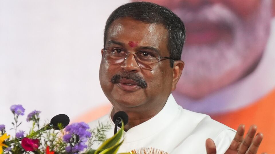 ওড়িশার বাসিন্দা কেন্দ্রীয় মন্ত্রী ধর্মেন্দ্র প্রধান: বিজেপির দক্ষ কৌশলবিদ বলে মনে করা হয় ধর্মেন্দ্রকে। তিনি ওবিসি সম্প্রদায়ের প্রতিনিধিত্ব করেন এবং দলের অভ্যন্তরীণ বিভিন্ন গোষ্ঠীতে তাঁর অবাধ বিচরণ আছে। তাঁর নেতৃত্বে দলটি অনেক নির্বাচনী ফ্রন্টে দুর্দান্ত পারফরম্যান্স করেছে। (PTI)