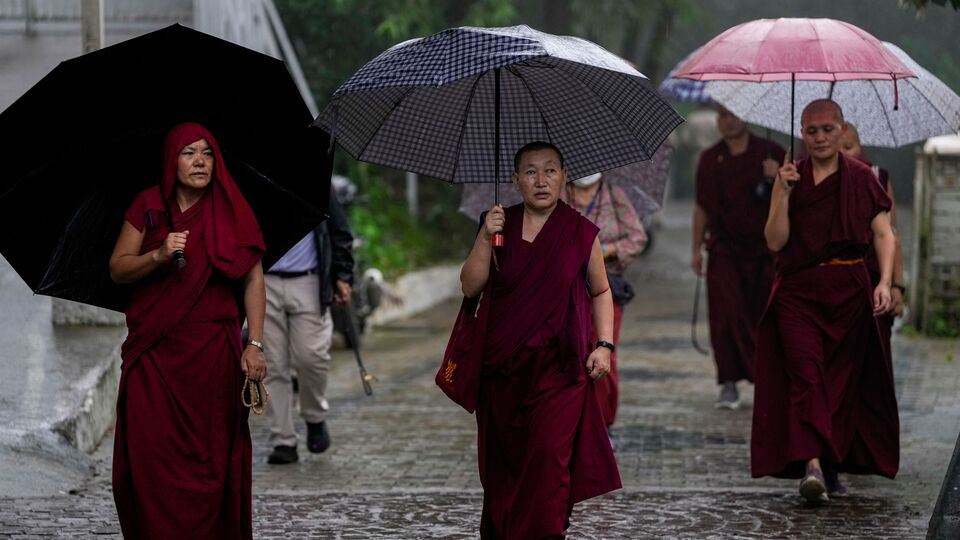 মঙ্গলবার দার্জিলিং, জলপাইগুড়ি, কালিম্পং ও আলিপুরদুয়ার; বুধবার জলপাইগুড়ি, আলিপুরদুয়ার ও কোচবিহার এবং বৃহস্পতিবার জলপাইগুজডি ও আলিপুরদুয়ারের একটি বা দুটি অংশে ভারী বৃষ্টি হবে। ওই জেলাগুলিতে হলুদ সতর্কতা জারি করা হয়েছে। ওই তিনদিন বাকি জেলাগুলিতে বজ্রবিদ্যুৎ-সহ হালকা থেকে মাঝারি বৃষ্টি হবে। শুক্রবার উত্তরবঙ্গের সব জেলায় বজ্রবিদ্যুৎ-সহ হালকা থেকে মাঝারি বৃষ্টি হতে পারে। (ছবিটি প্রতীকী, সৌজন্যে পিটিআই)