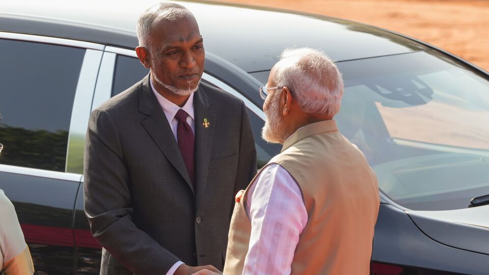 লাক্ষাদ্বীপ সফরের সময় নরেন্দ্র মোদীকে মলদ্বীপের মন্ত্রীরা অপমান করেছিলেন। সেই মলদ্বীপেই এবার যেতে পারেন মোদী। রিপোর্ট অনুযায়ী, ২৬ জুলাই মলদ্বীপের স্বাধীনতা দিবস উপলক্ষে মোদী সেখানে যেতে পারেন। বিগত বছরগুলিতে ভারতের কূটনৈতিক প্রভাব বিস্তারের এক নজির হয়ে থাকতে পারে এই সফর। এদিকে মুইজ্জু সেই দেশের প্রেসিডেন্ট হওয়ার পর এটাই হবে মোদীর প্রথম মলদ্বীপ সফর। (ছবি সৌজন্যে পিটিআই)